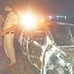 हाईवे पर इसी कार में लगी आग