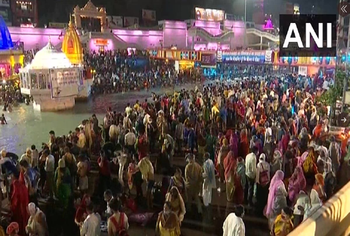 huge Crowd gathered at ganga river in haridwar for shahi snan