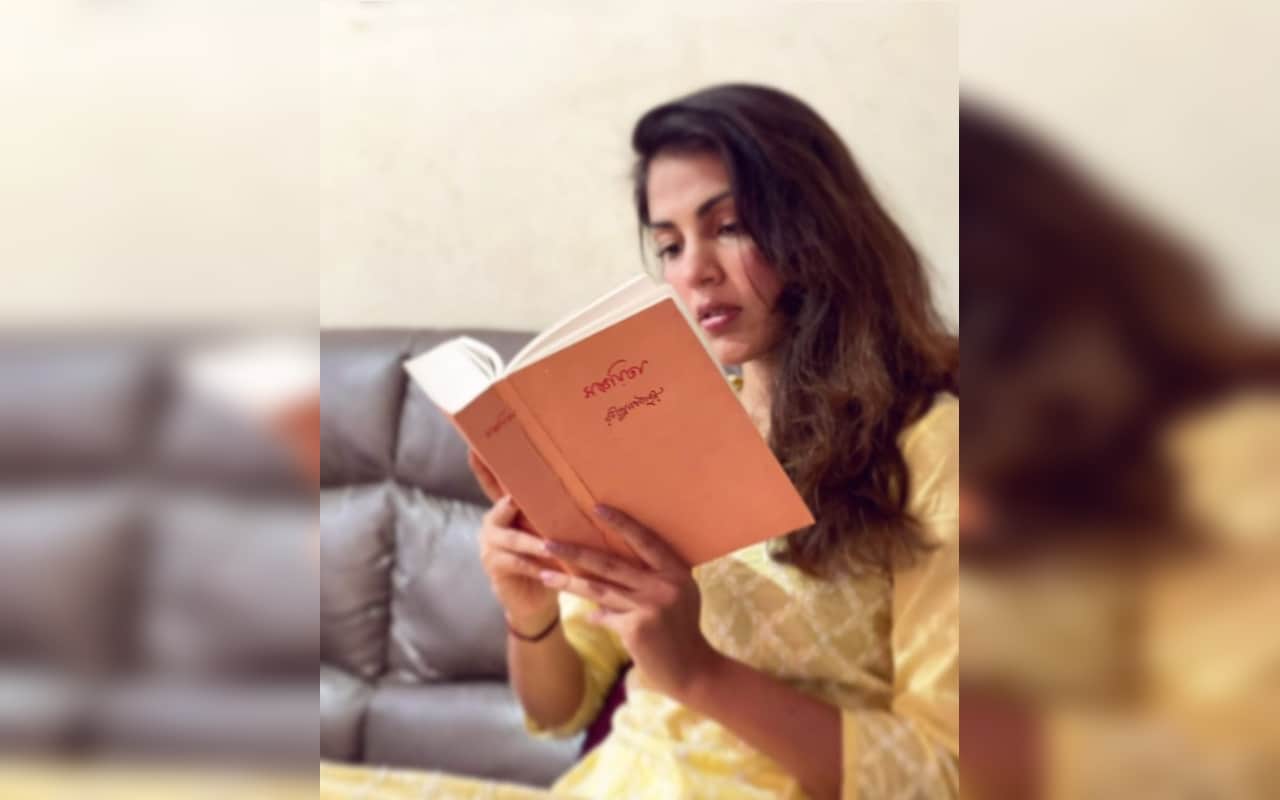 Rhea Chakraborty Spotted at Airport gets Trolled, Fans Says 'Ab Kiske Paise Par...'