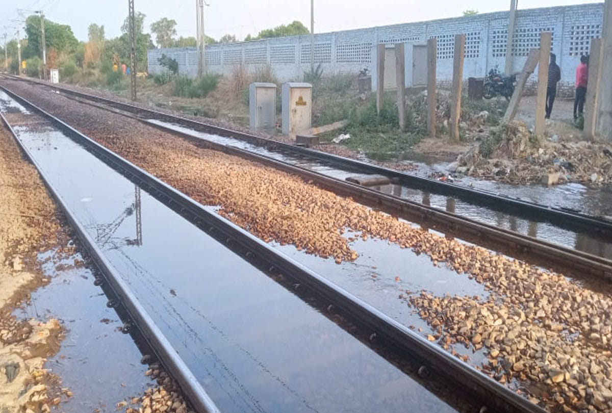 water overflow on new delhi howrah railway track in etawah