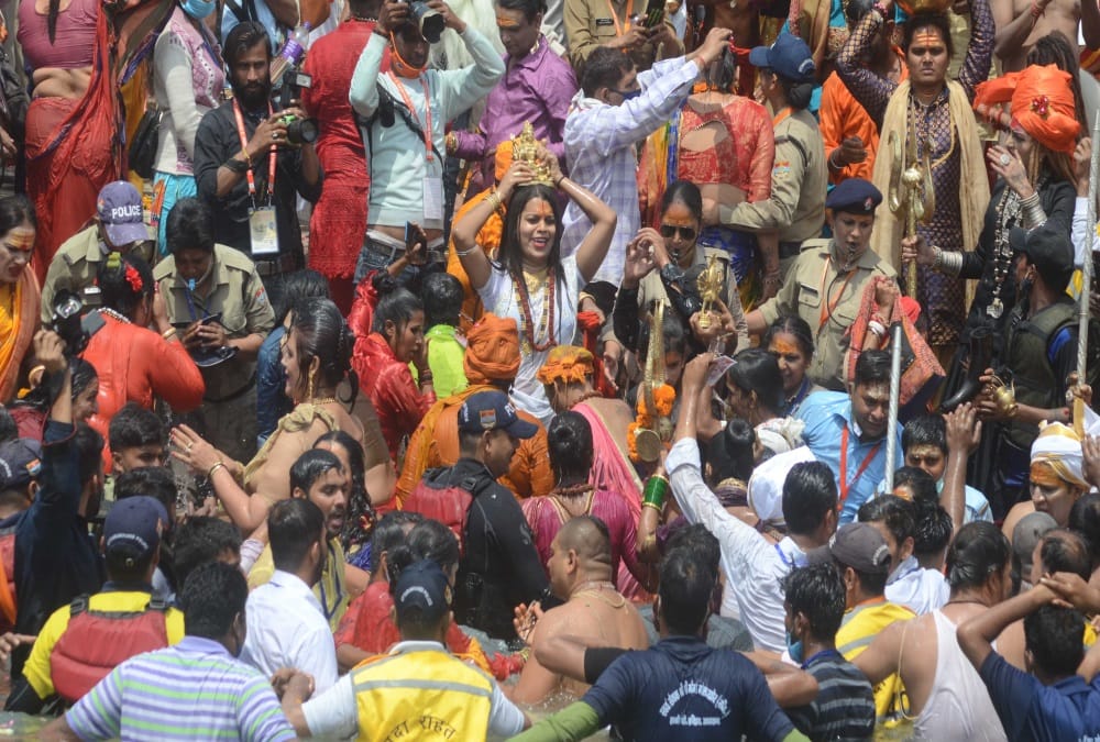 Kumbh mela 2021 Somvati Amavasya Snan: 35 Lakh Devotees Doing Shahi Snan and Covid 19 Rules Broken Photos