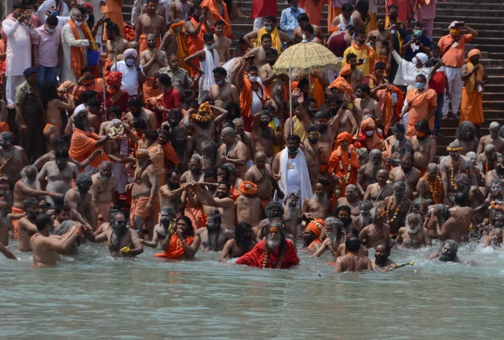 Kumbh mela 2021 Somvati Amavasya Snan: 35 Lakh Devotees Doing Shahi Snan and Covid 19 Rules Broken Photos