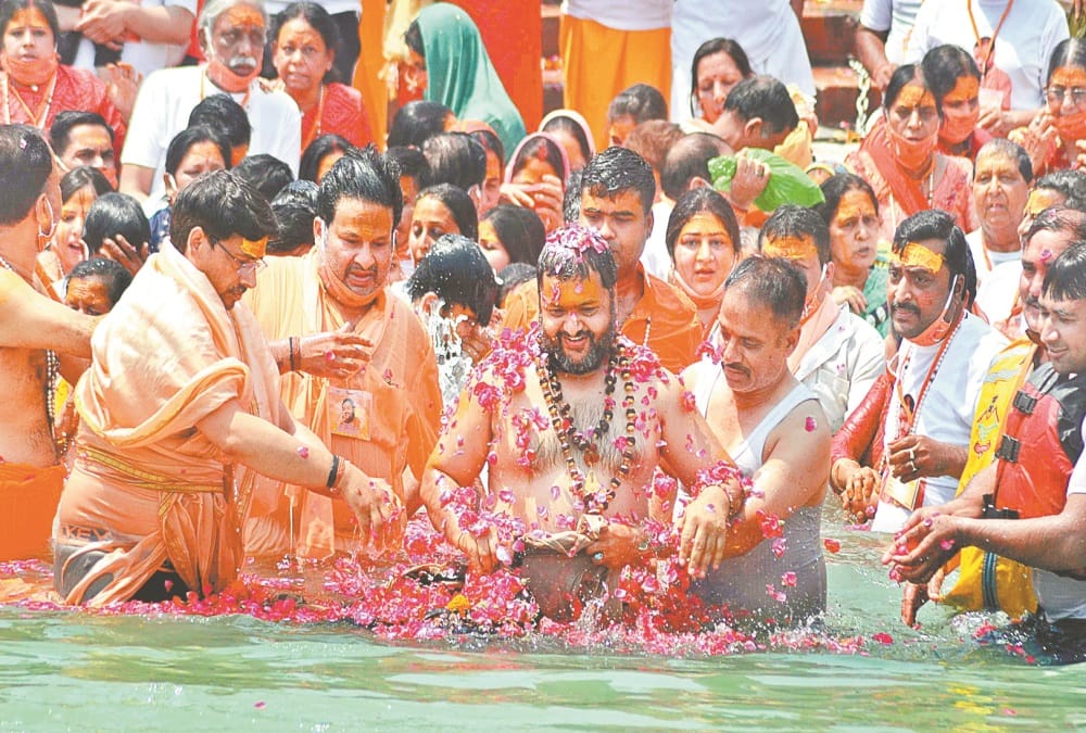 Kumbh mela 2021 Somvati Amavasya Snan: 35 Lakh Devotees Doing Shahi Snan and Covid 19 Rules Broken Photos