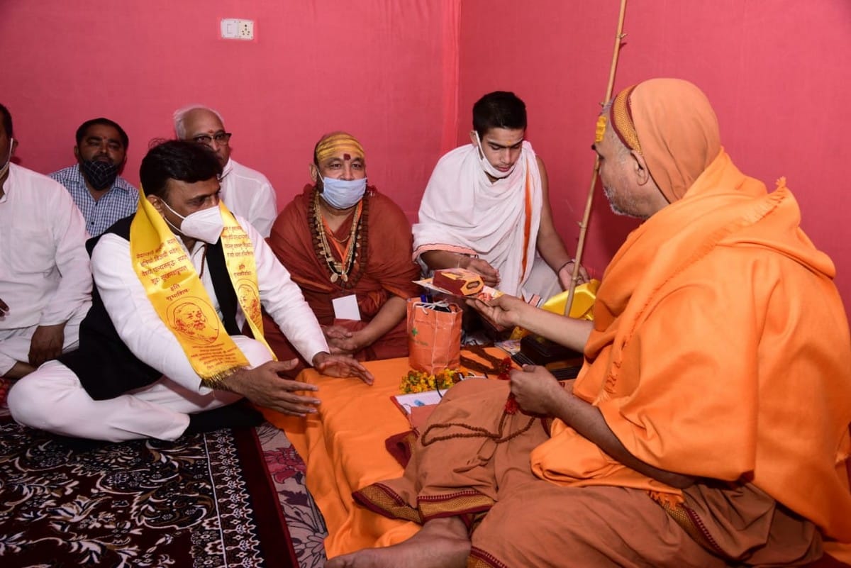 Akhilesh yadav apologized to swami Avimukteshwaranand said mistake can happen to anyone