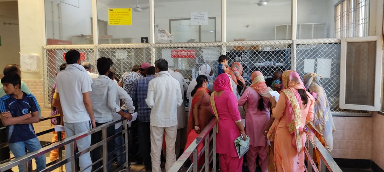 63 people, including ten female students of government college, found corona infected
