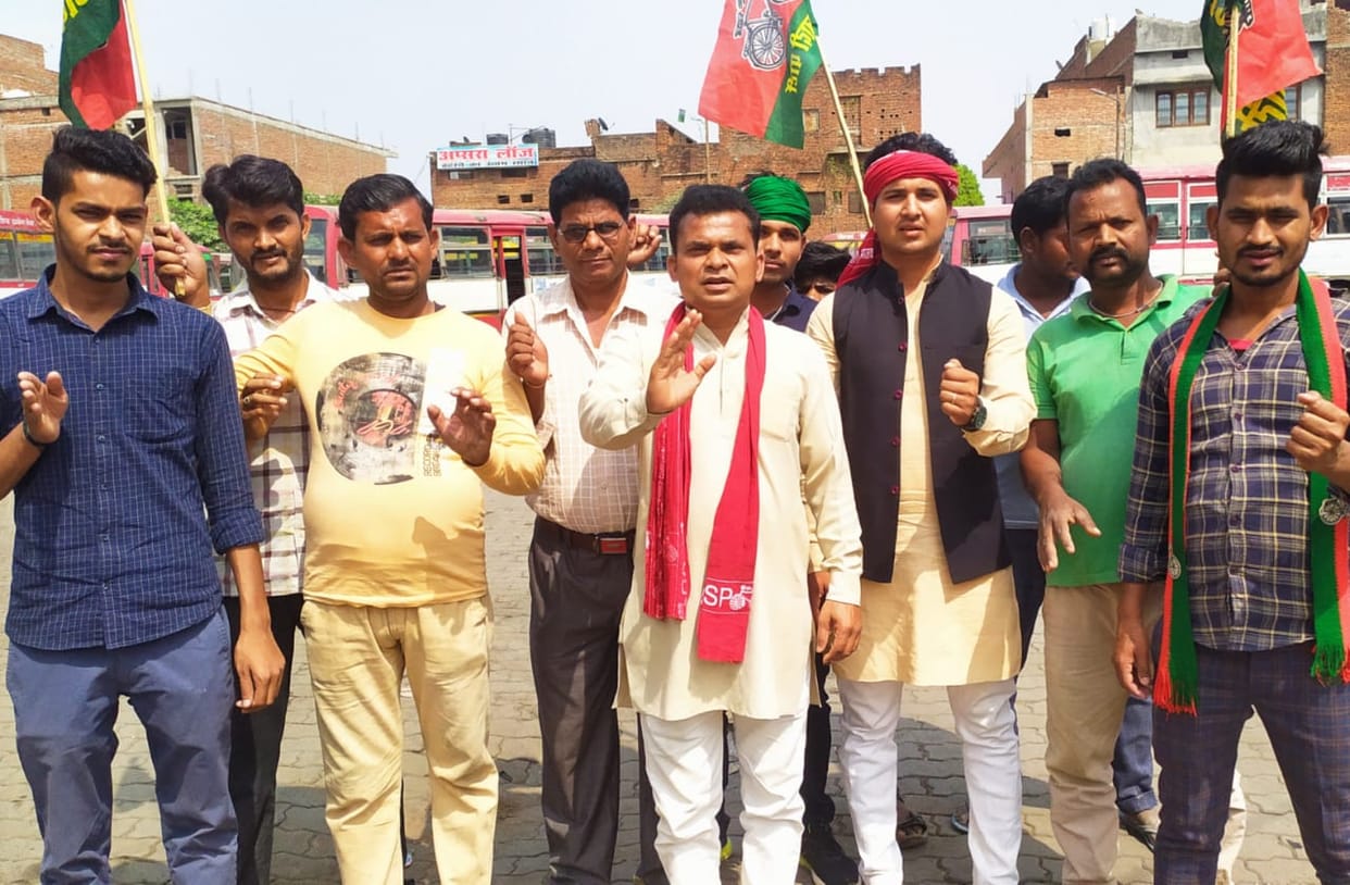 Demonstration on increasing fare in roadways buses