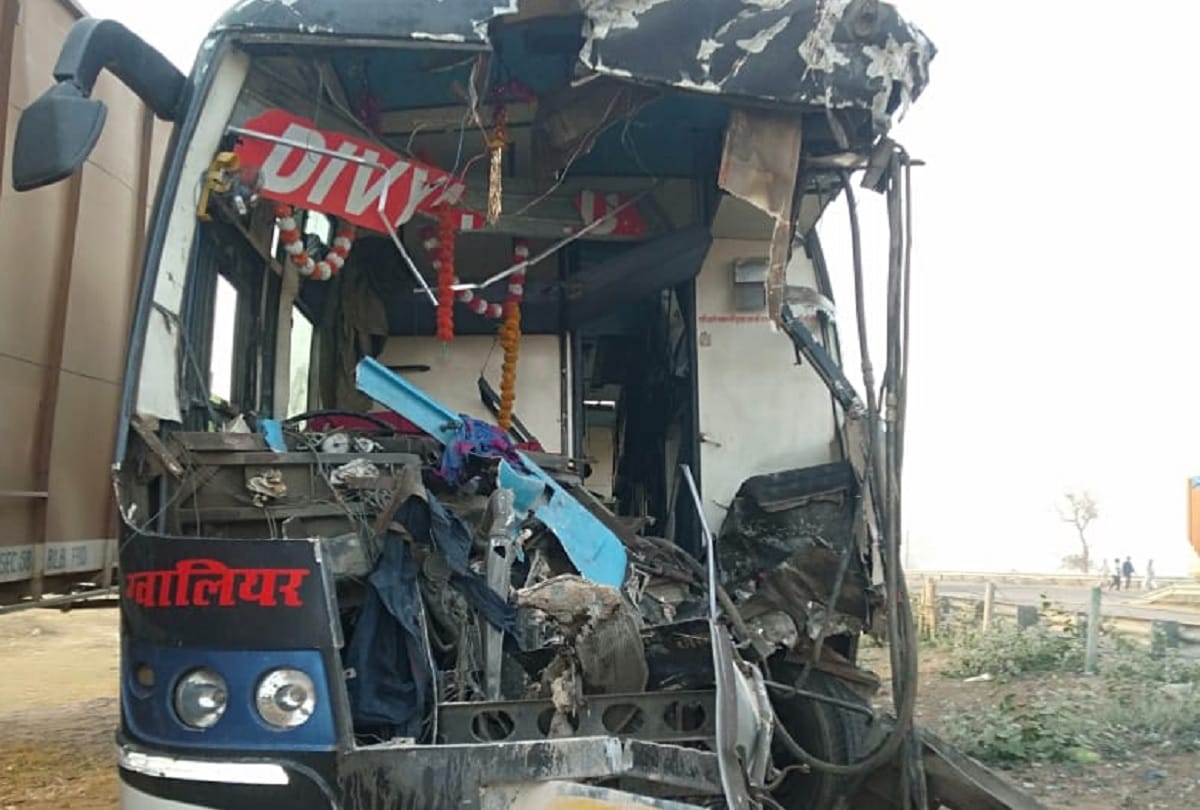Agra to noida private bus meet accident at yamuna Expressway in Aligarh