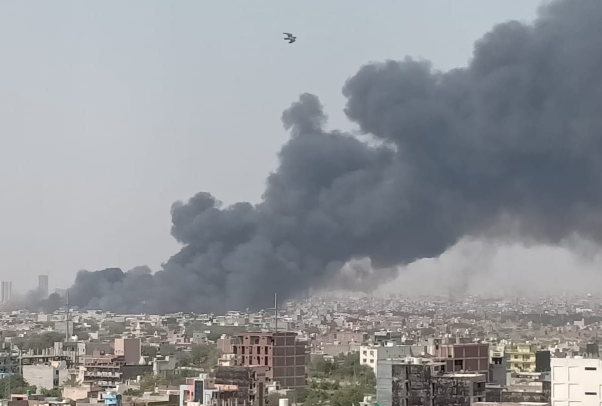 Noida bahlolpur fire in one minute hundreds of shanties catches fire daughter marriage 6 lakh rupees utensils and everything burn
