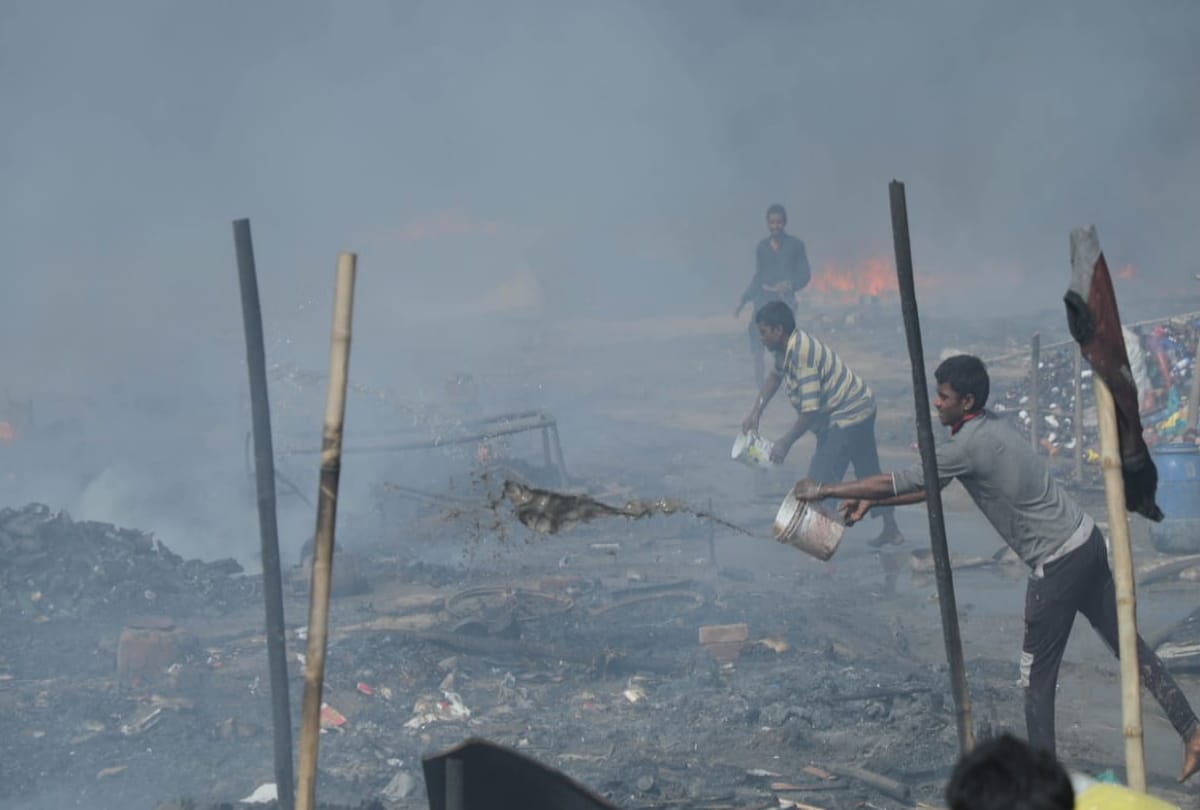 Noida bahlolpur fire in one minute hundreds of shanties catches fire daughter marriage 6 lakh rupees utensils and everything burn