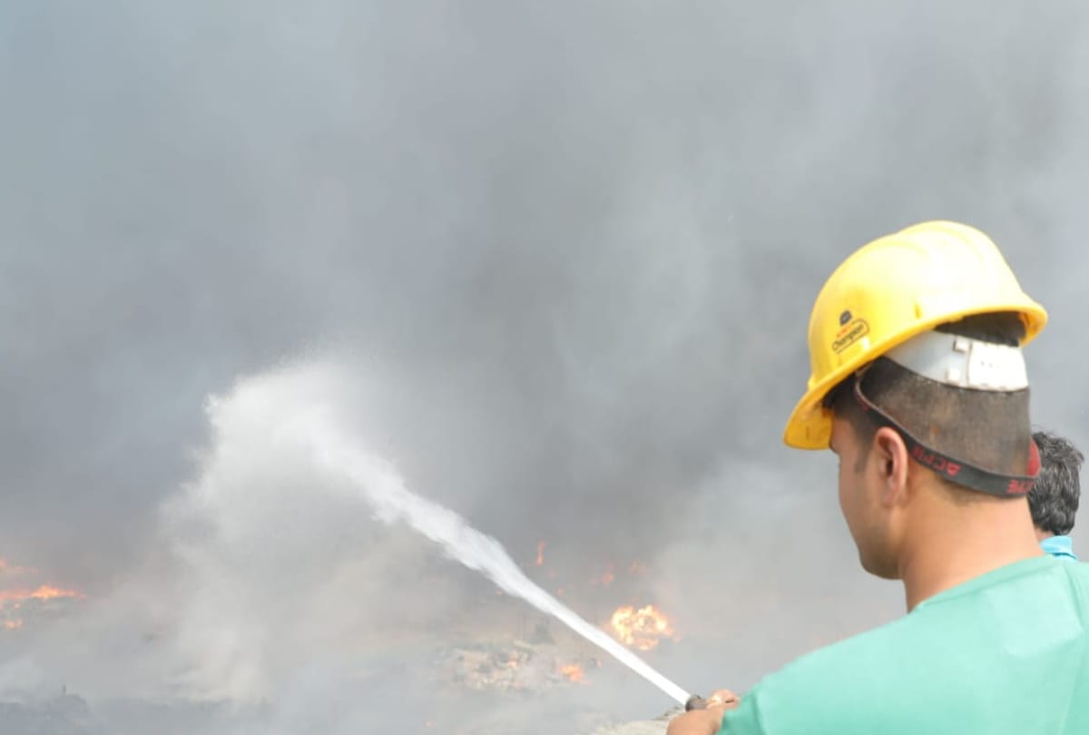 Noida bahlolpur fire in one minute hundreds of shanties catches fire daughter marriage 6 lakh rupees utensils and everything burn