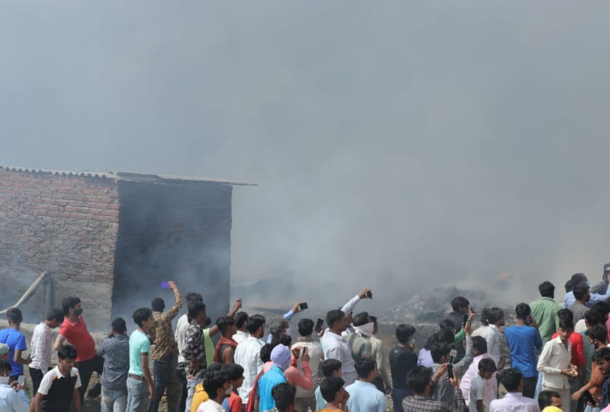 Noida bahlolpur fire more than 1000 people lost houses short circuit in closed shanty may reason of fire