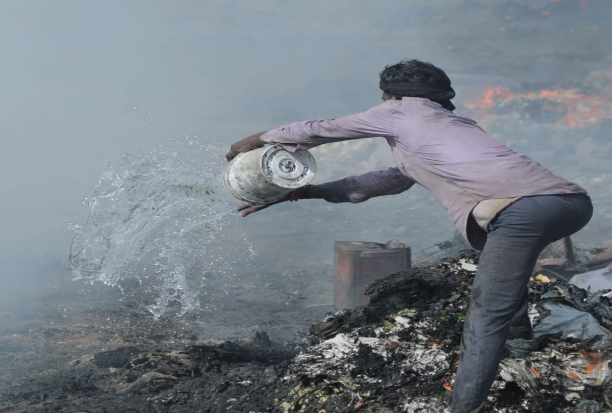 Noida bahlolpur fire more than 1000 people lost houses short circuit in closed shanty may reason of fire