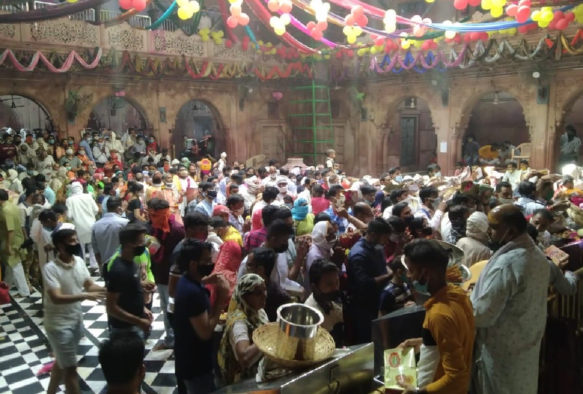 crowd of devotees gathered at Banke Bihari temple in Vrindavan on somvati amavasya