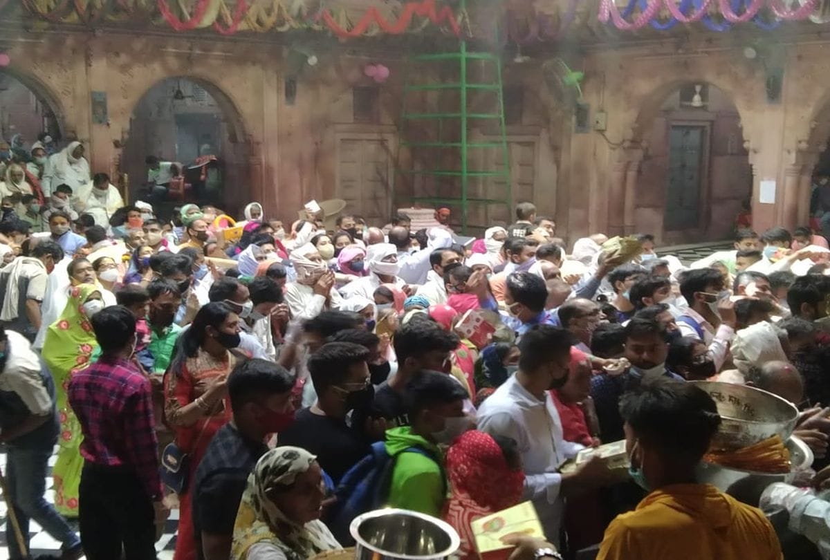 queue of devotees outside Banke Bihari temple in vrindavan