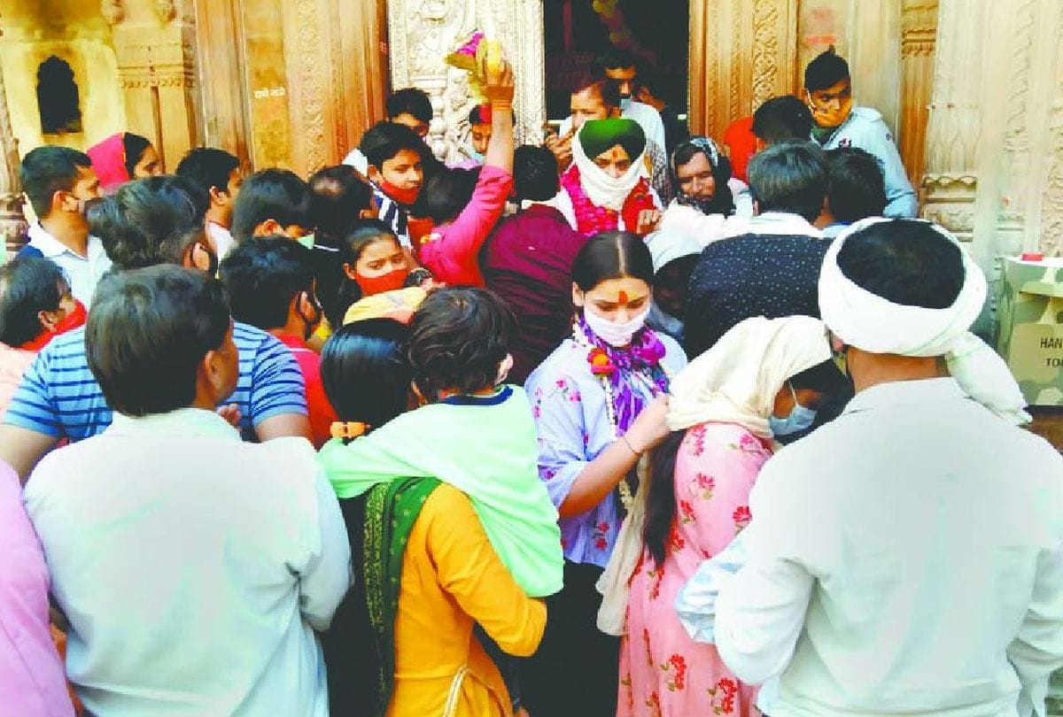 crowd of devotees gathered at Banke Bihari temple in Vrindavan on somvati amavasya