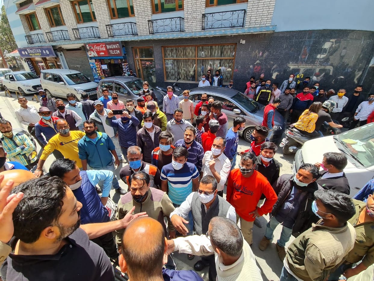 mussoorie news : Tourists and local youths clash for car parking
