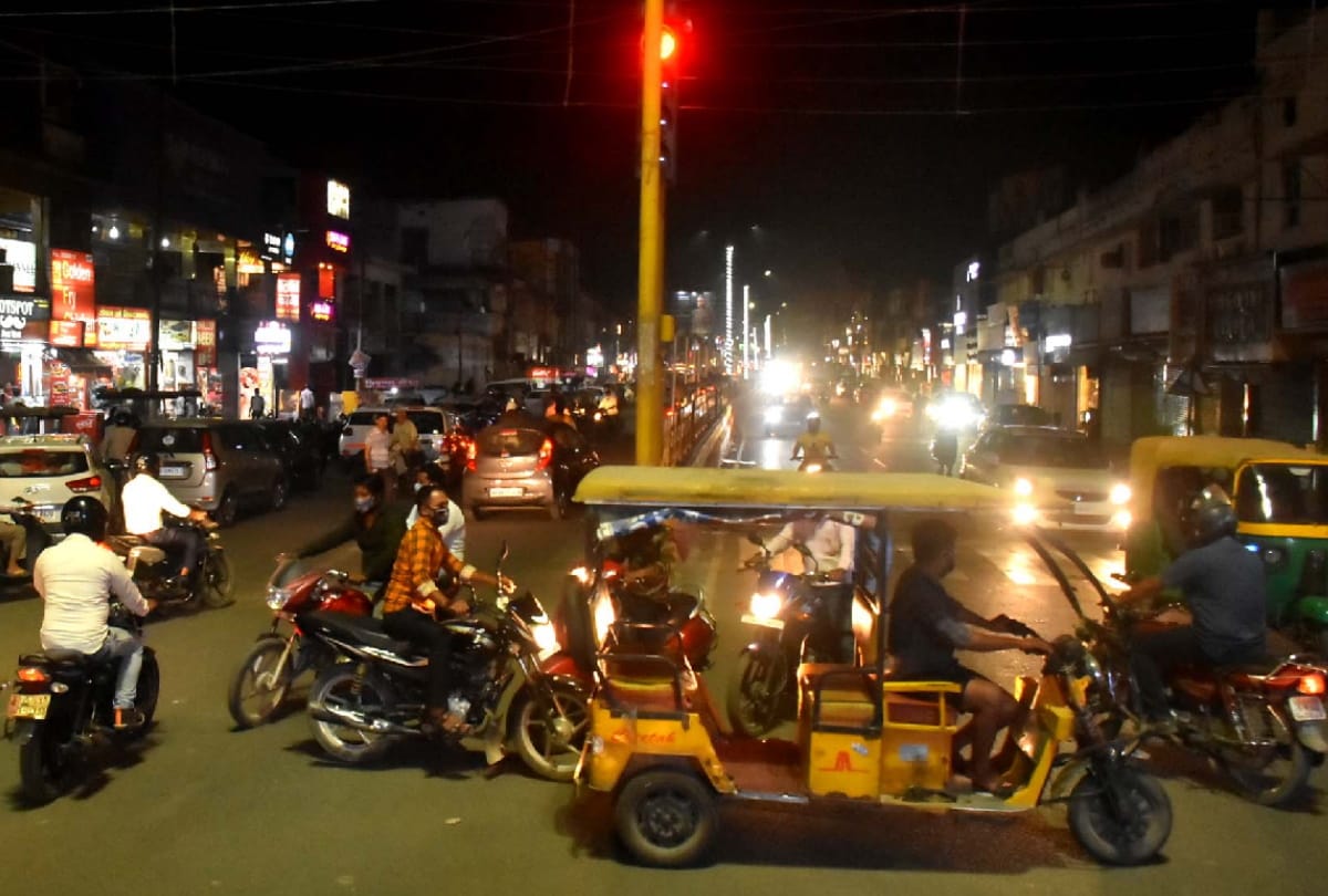 Gorakhpur night curfew first day Silence on streets due to Police guarding