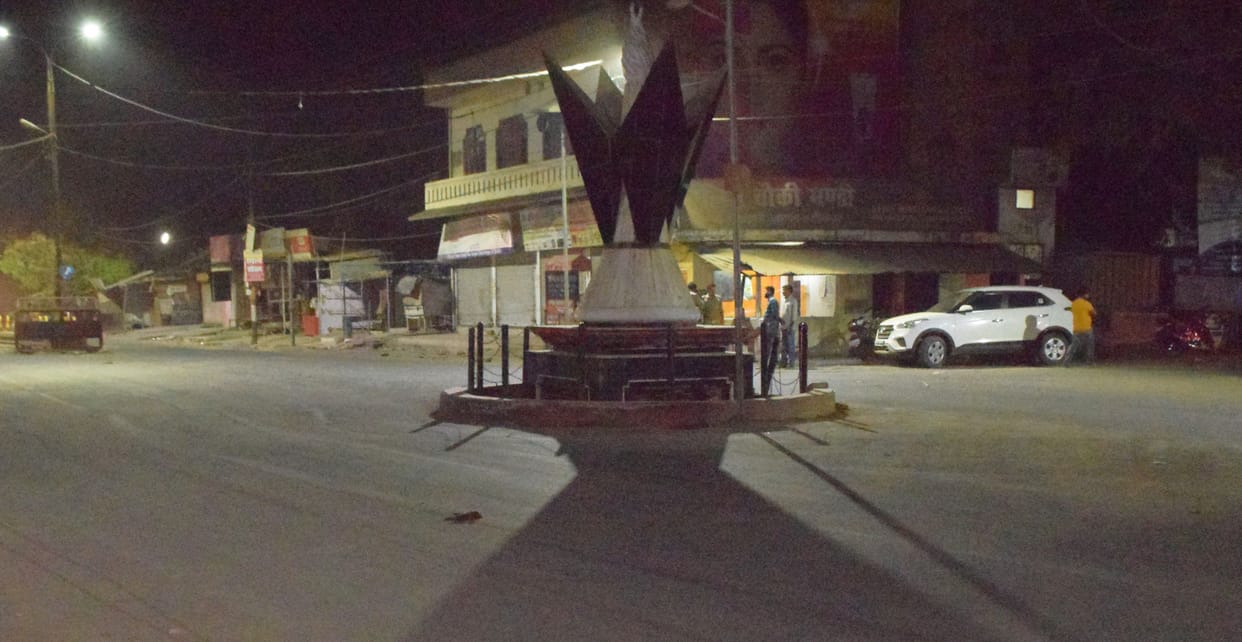 Nocturnal curfew: silence at intersections, Gulzar on the streets