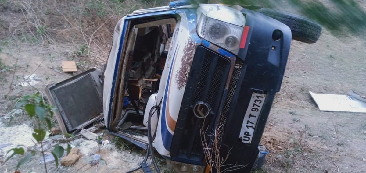 Mini bus fell into ditch many people injured in sonbhadra