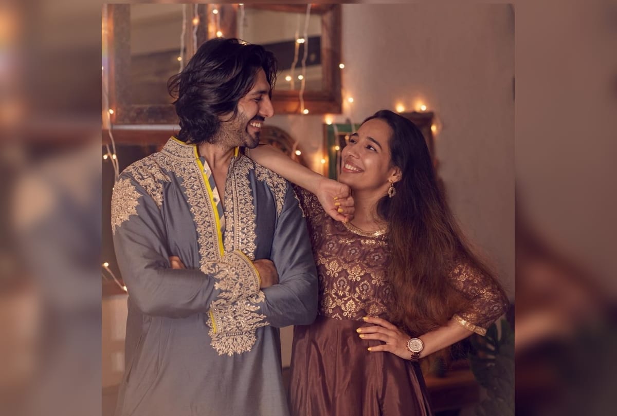 Kartik Aaryan shared throwback video when he kissed female fan hand on his knee