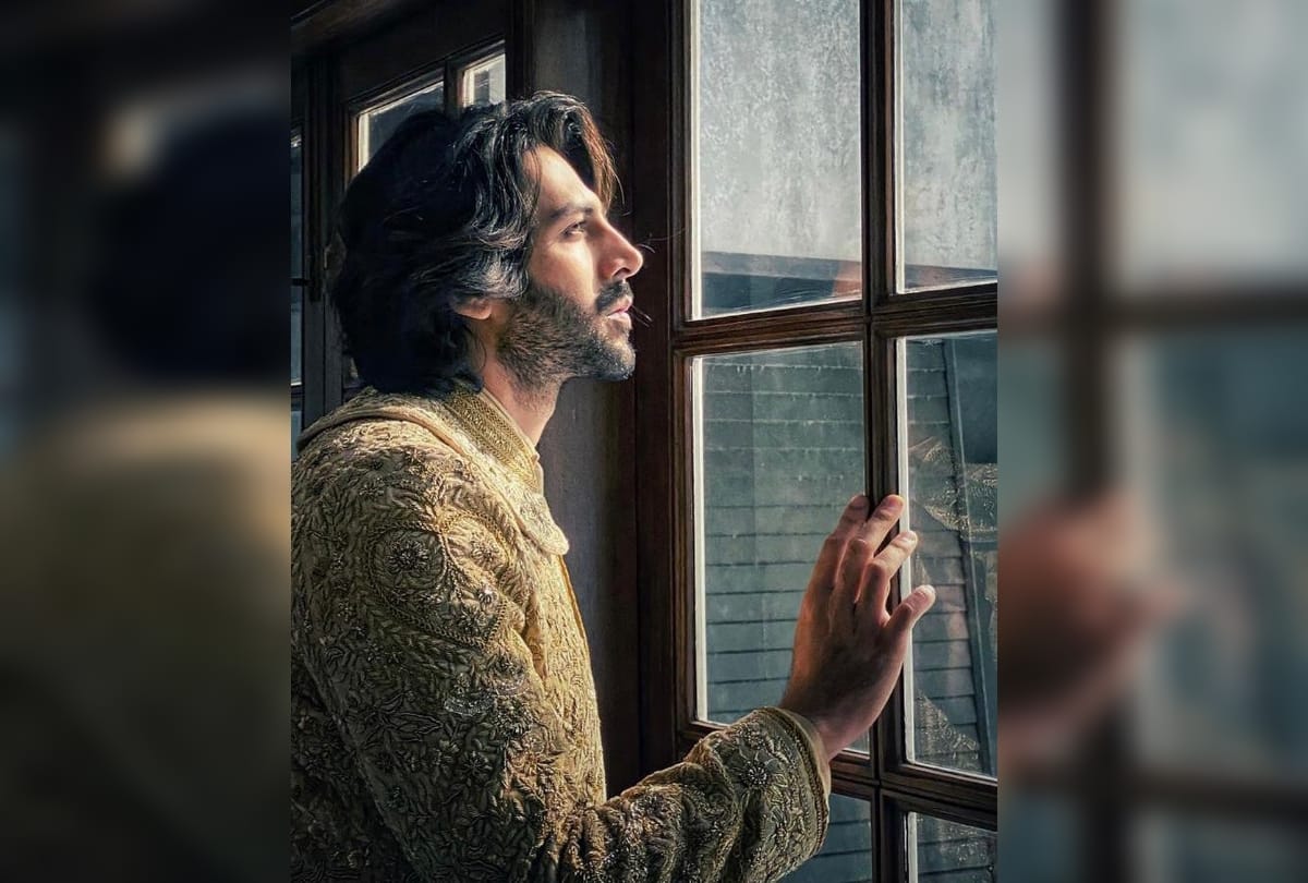 Kartik Aaryan shared throwback video when he kissed female fan hand on his knee