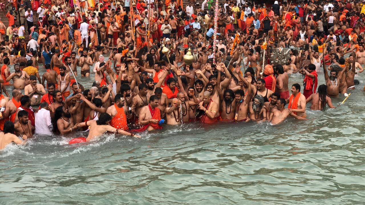 Haridwar Kumbh Mela 2021 : dispute on kumbh time between sanyasi and bairagi akharas since long time