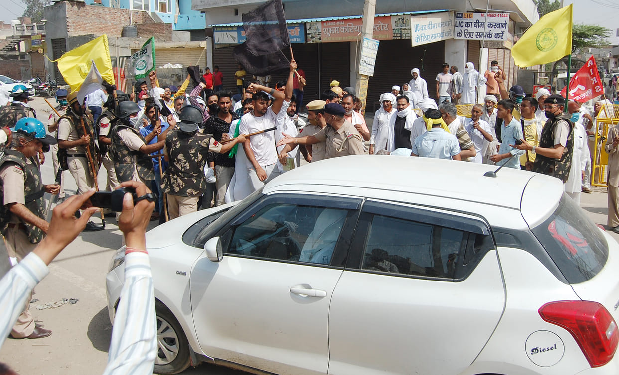 Farmers show black flag to BJP state president in Kaithal