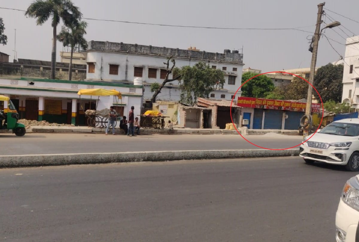 Composite school of Jatepur Gorakhpur miscreants Throw liquor bottle