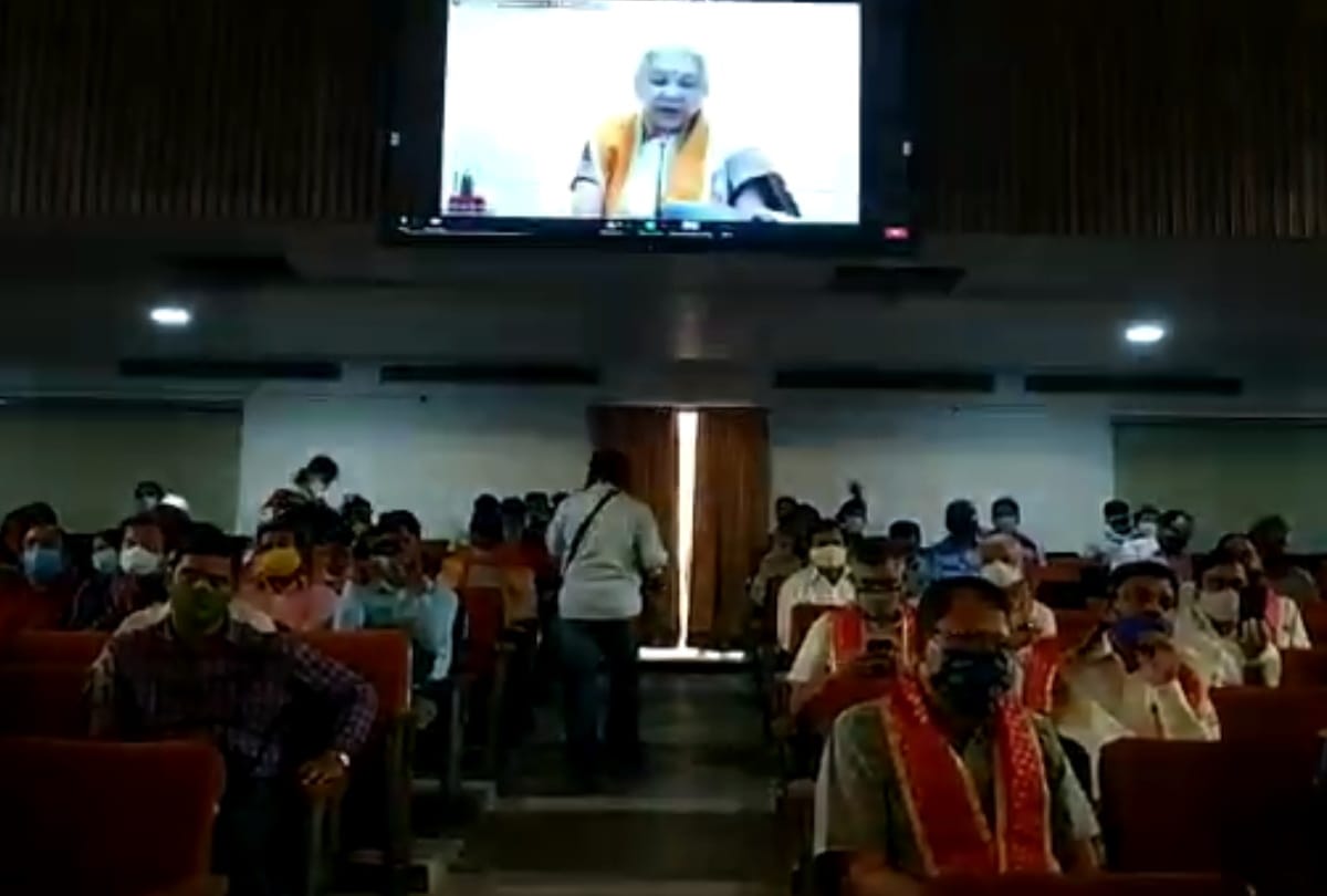 Governor and Chancellor Anandiben Patel explain to DDU students during gorakhpur university convocation