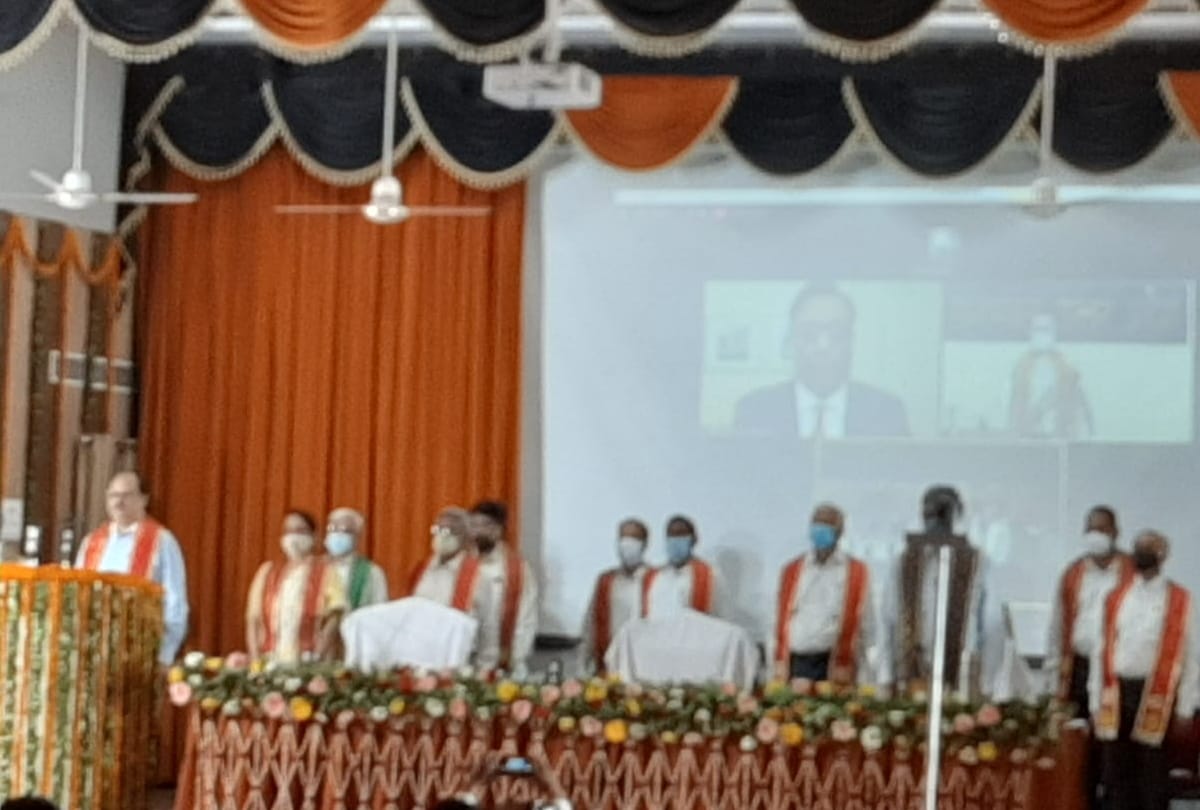 Governor and Chancellor Anandiben Patel explain to DDU students during gorakhpur university convocation