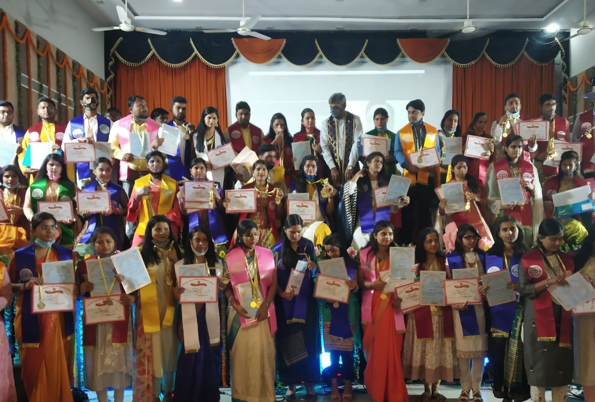 Governor and Chancellor Anandiben Patel explain to DDU students during gorakhpur university convocation