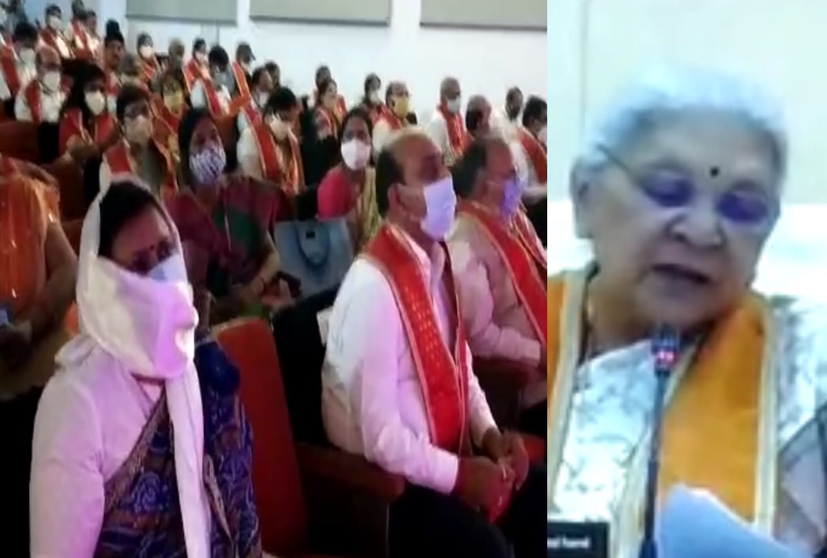 Governor and Chancellor Anandiben Patel explain to DDU students during gorakhpur university convocation