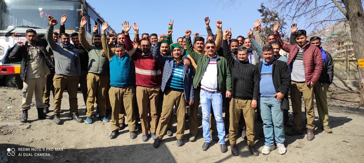hrtc employee protest in rohru gate meeting against government