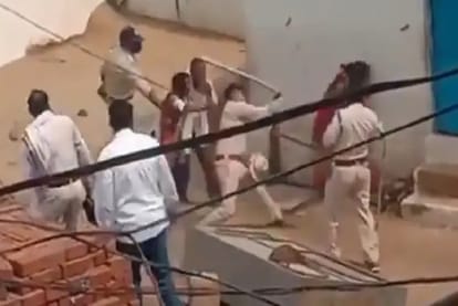 मध्यप्रदेश में कोविड-19 रोगी व उसके परिजनों को पुलिसकर्मियों ने पीटा