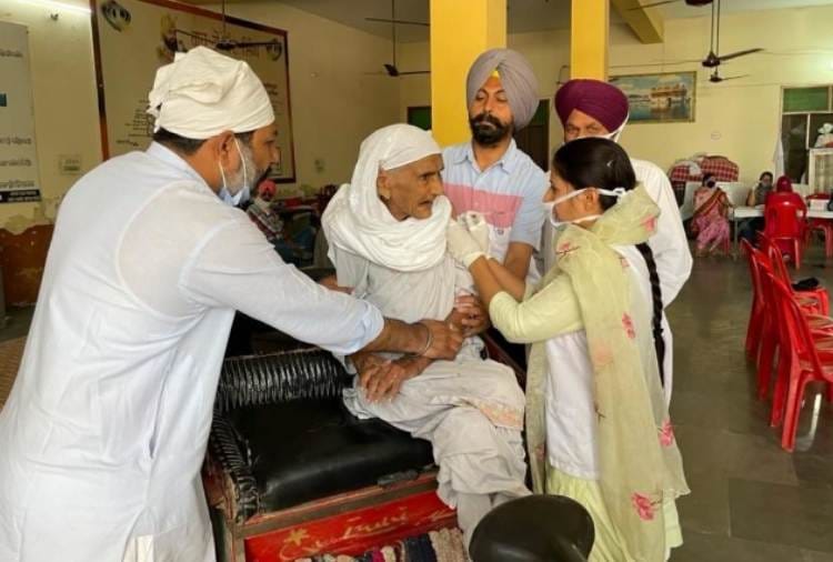 105 Year old Kartar Kaur takes first shot of corona vaccine with her family in Moga of Punjab