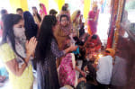 शहर के प्राचीन चौरादेवी मंदिर में पूजन अर्चन करते भक्त। संवाद