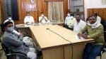 मुख्यमंत्री की वर्चुअल बैठक में  उपस्थित महापौर फुरकान, डीएम चंद्रभूषण आदि।