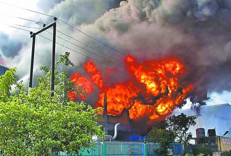 उत्तराखंड:रुद्रपुर में सिडकुल की फाइबर कंपनी में लगी भीषण आग, जिंदा जला  श्रमिक - Uttarakhand: Fierce Fire In Sidcul Fiber Company In Rudrapur,  Worker Burnt Alive - Dehradun News