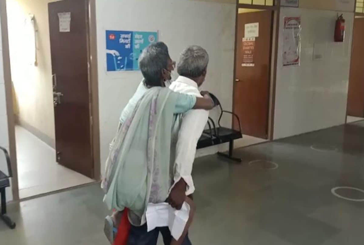 UP: 80-year-old woman did not get wheel chair in kannauj district hospital