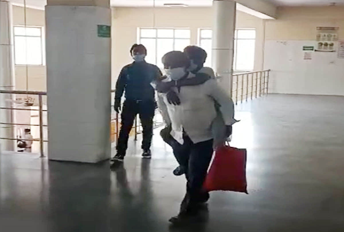 UP: 80-year-old woman did not get wheel chair in kannauj district hospital