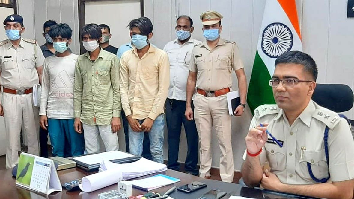 Three gang miscreants arrested for looting truck drivers