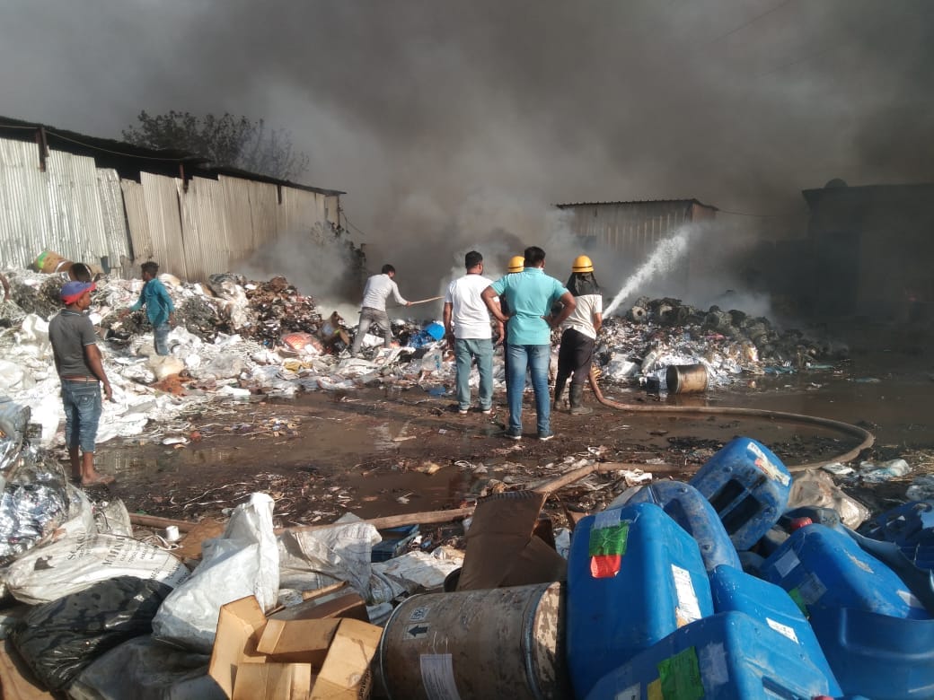 Fire in junk warehouse, fire department extinguished