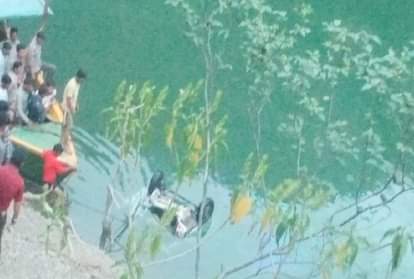 मंडी में कार हादसा।