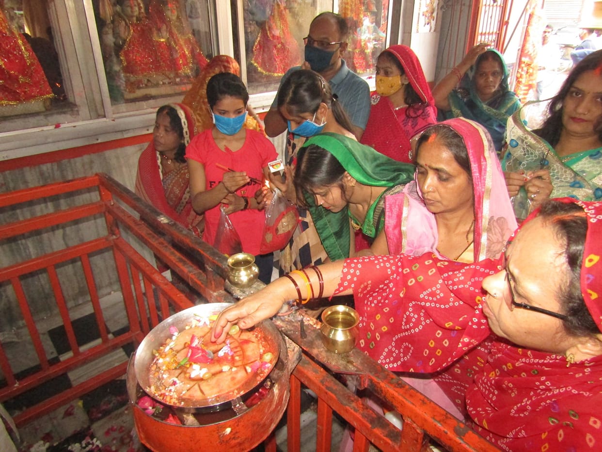 Devotees worship the Shailputri form of Matarani