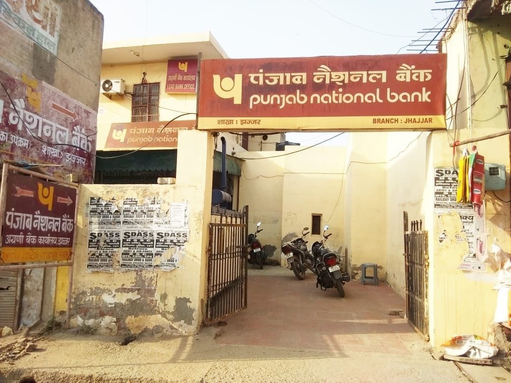 In the blink of an eye, the crooks took one lakh 80 thousand of the elderly from the bank