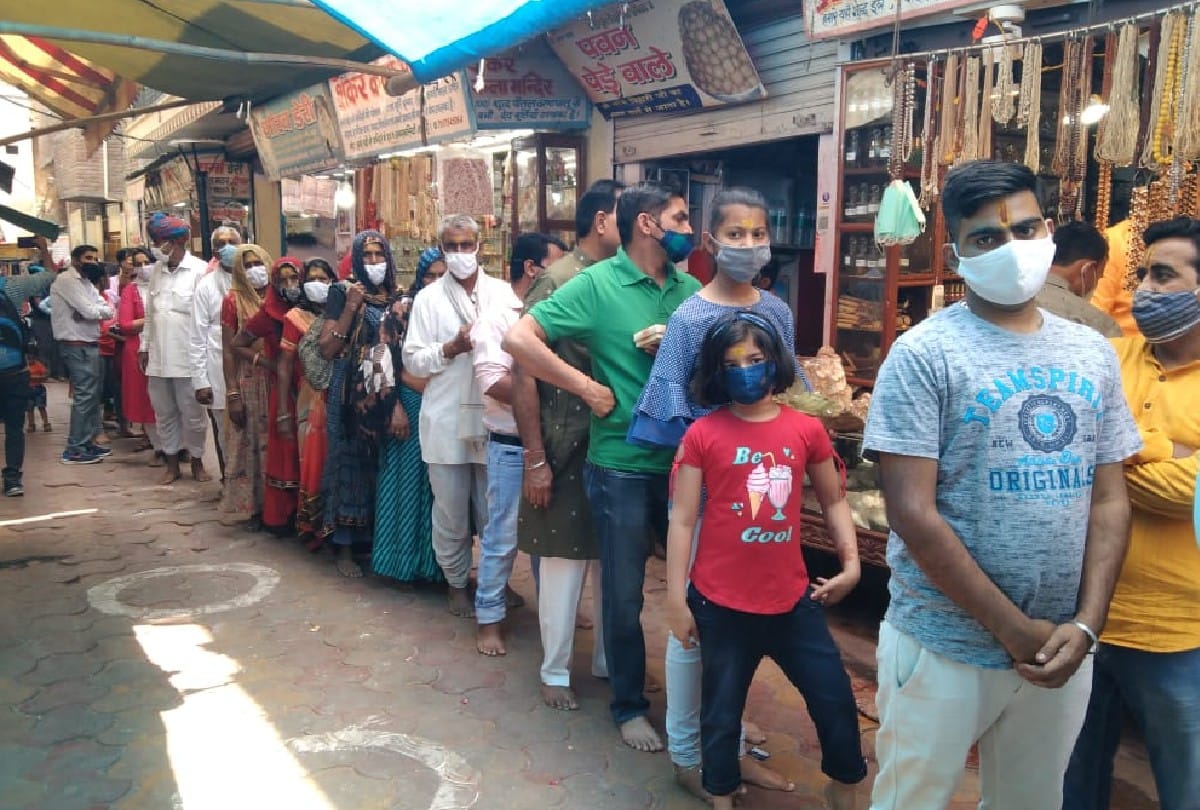 queue of devotees outside Banke Bihari temple in vrindavan