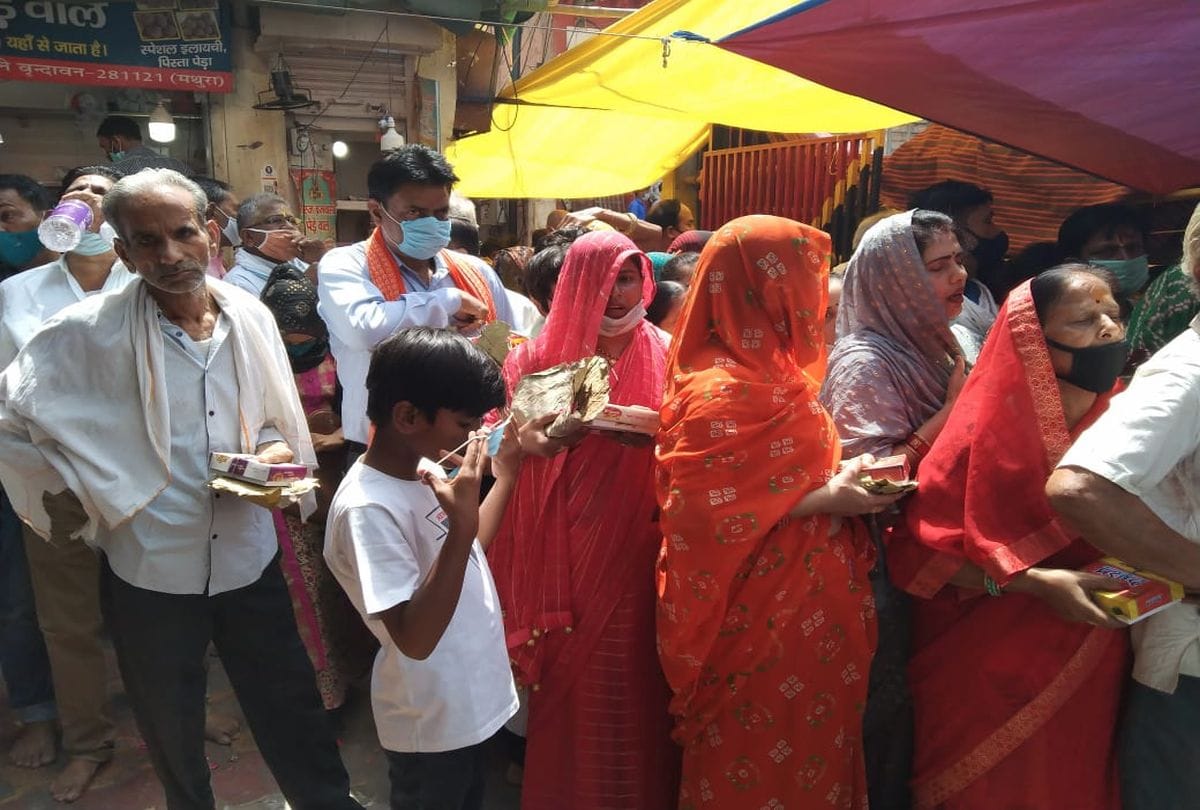 queue of devotees outside Banke Bihari temple in vrindavan