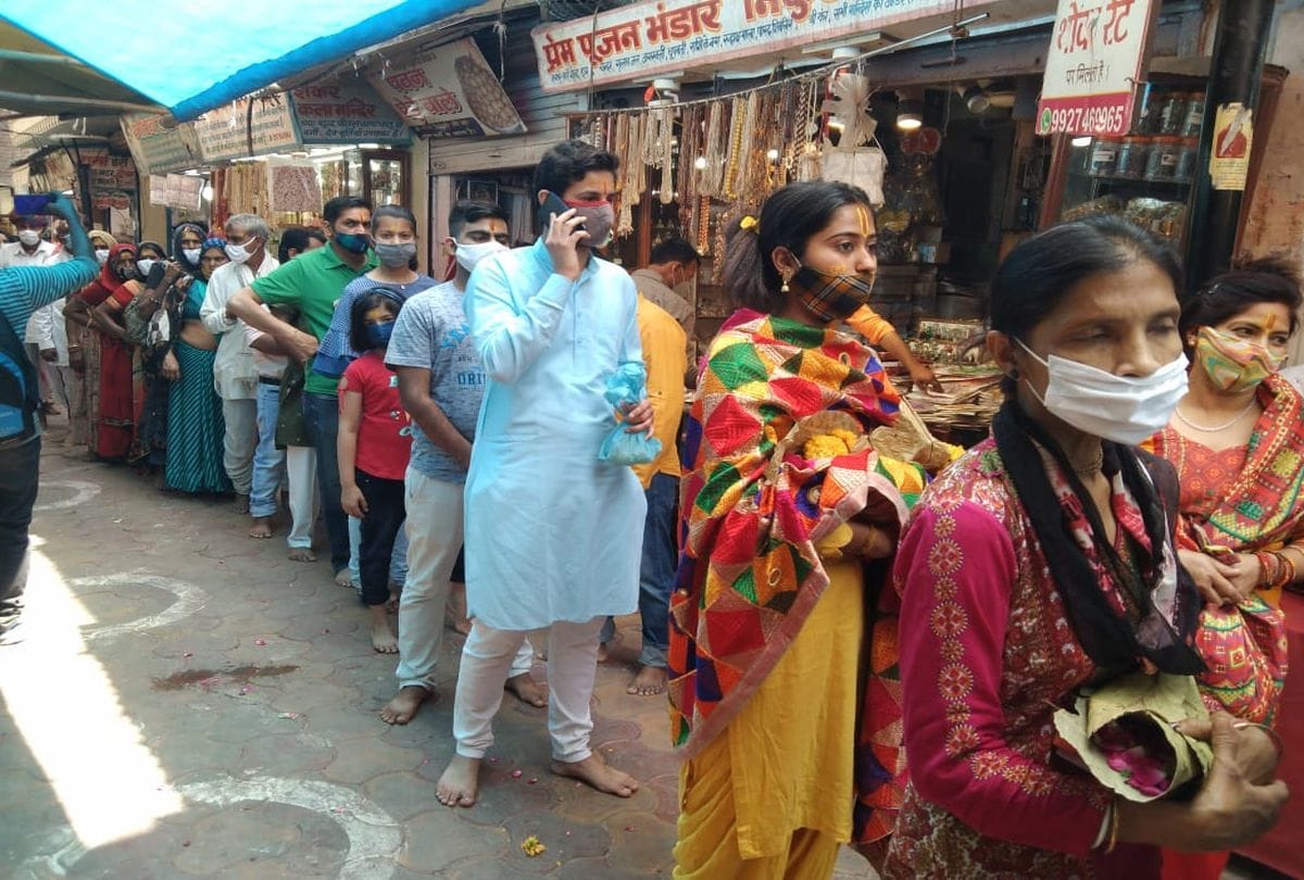 queue of devotees outside Banke Bihari temple in vrindavan