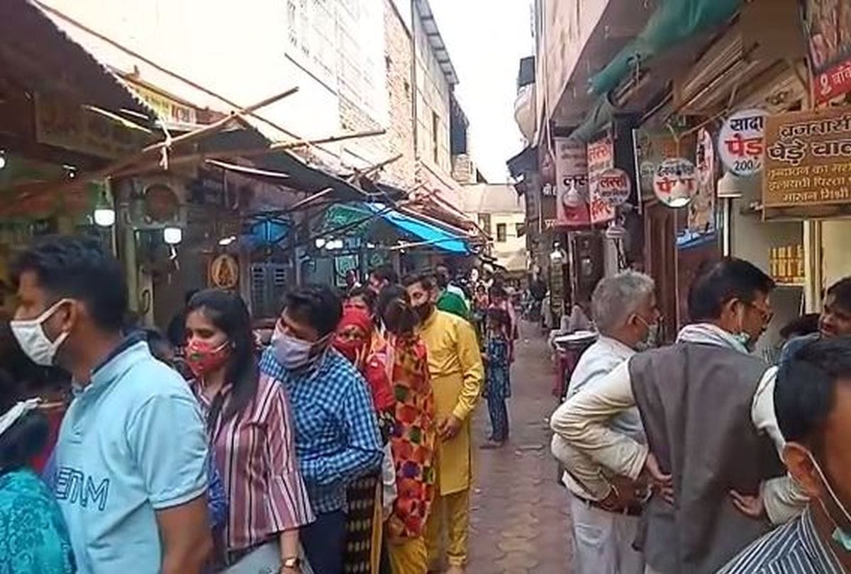 queue of devotees outside Banke Bihari temple in vrindavan