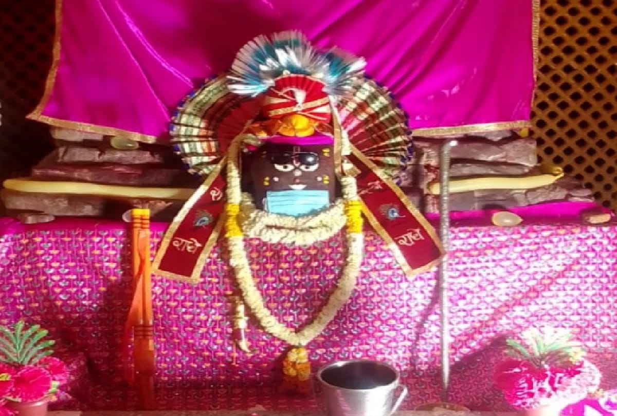 giriraj ji gave message of Corona infection prevention by wearing a mask in mathura